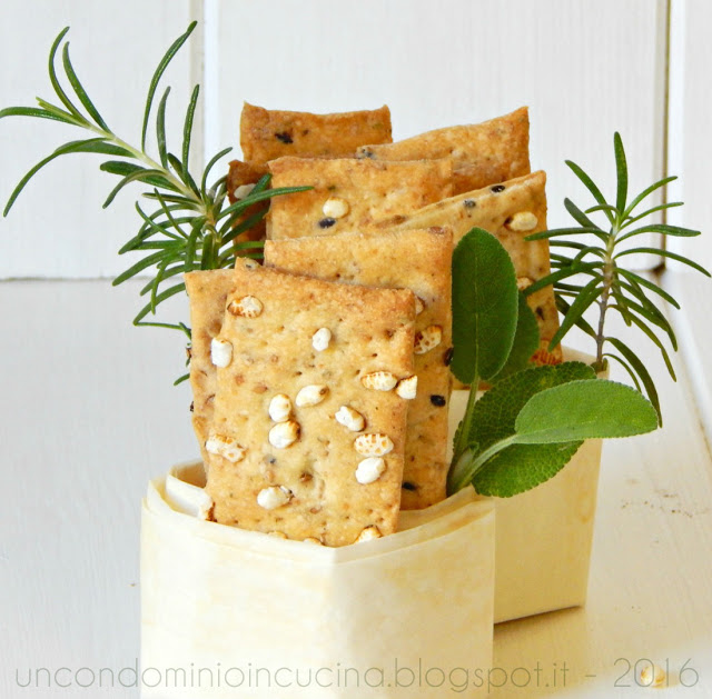 crackers con riso soffiato al rosmarino e salvia | giadastellato